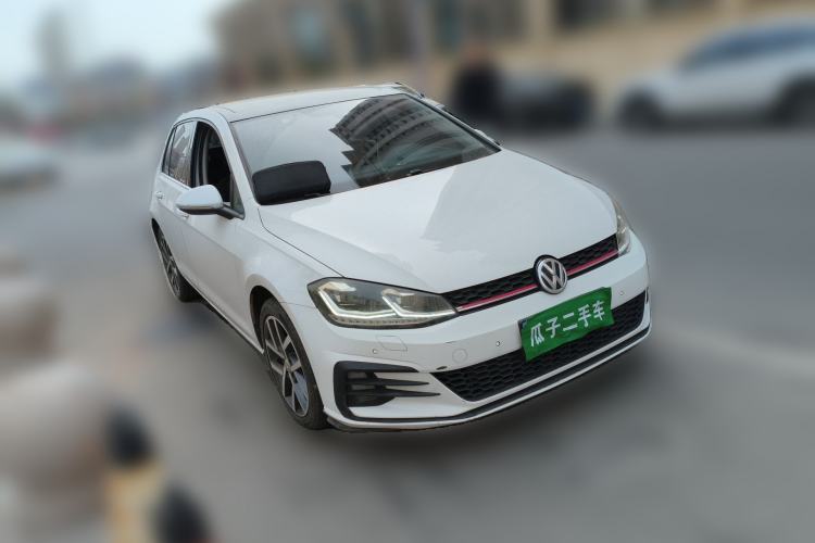 Used Volkswagen Golf 2018 230TSI Automatic Luxury Version Front Right 45 Deg