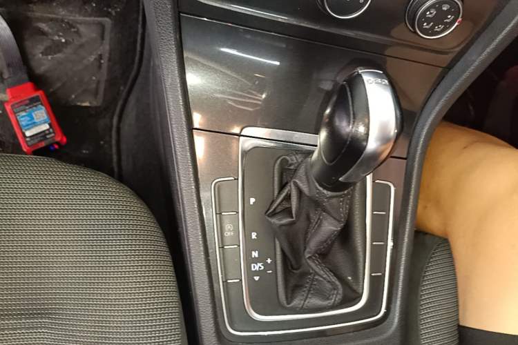 Used Volkswagen Golf 2018 230TSI Automatic Comfort Model Gear Lever