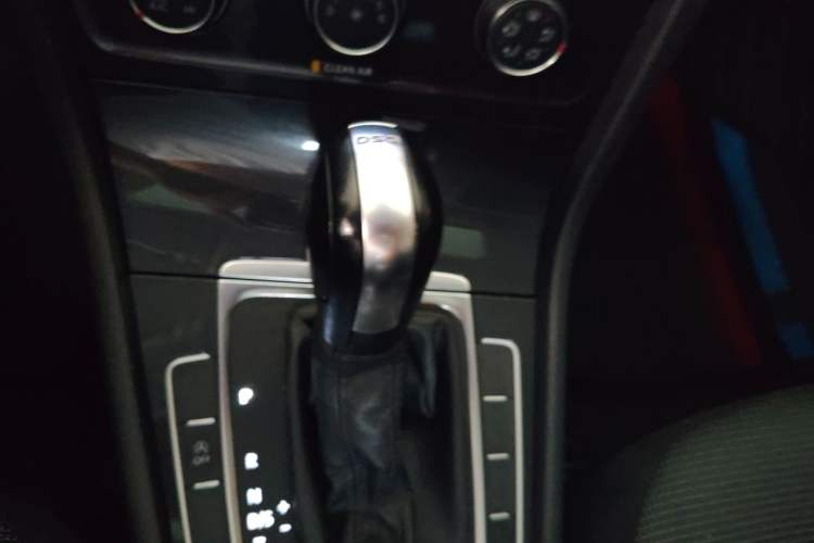 Used Volkswagen Golf 2018 230TSI Automatic Comfort Model Gear Lever