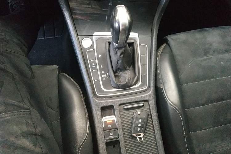Used Volkswagen Golf 2018 230TSI Automatic Luxury Version Gear Lever