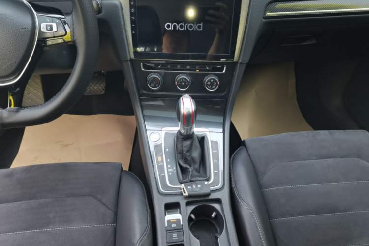 Used Volkswagen Golf 2018 230TSI Automatic Luxury Version Gear Lever