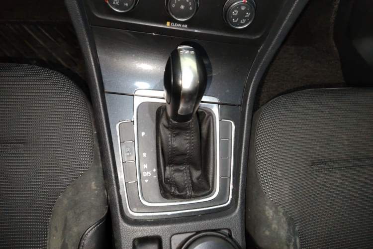 Used Volkswagen Golf 2018 230TSI Automatic Comfort Model Gear Lever