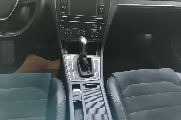 Used Volkswagen Golf 2018 230TSI Automatic Luxury Version Gear Lever