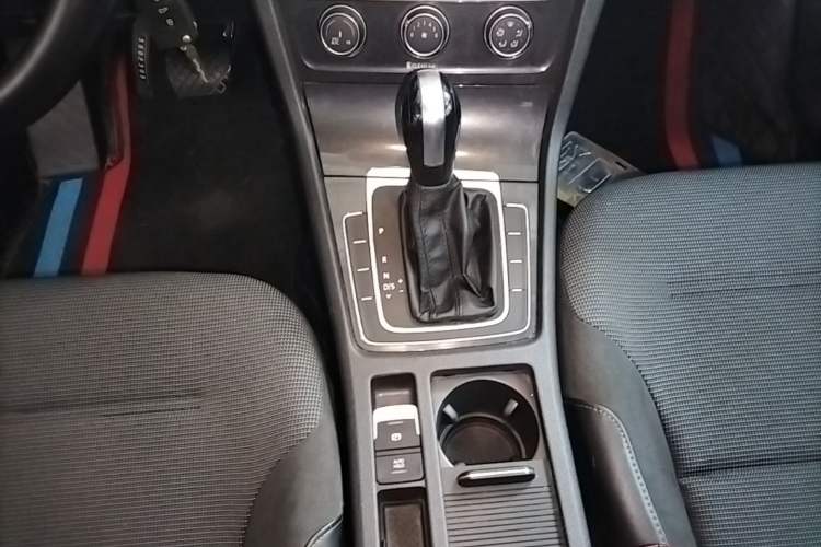 Used Volkswagen Golf 2018 1.6L Automatic Comfort Model Gear Lever