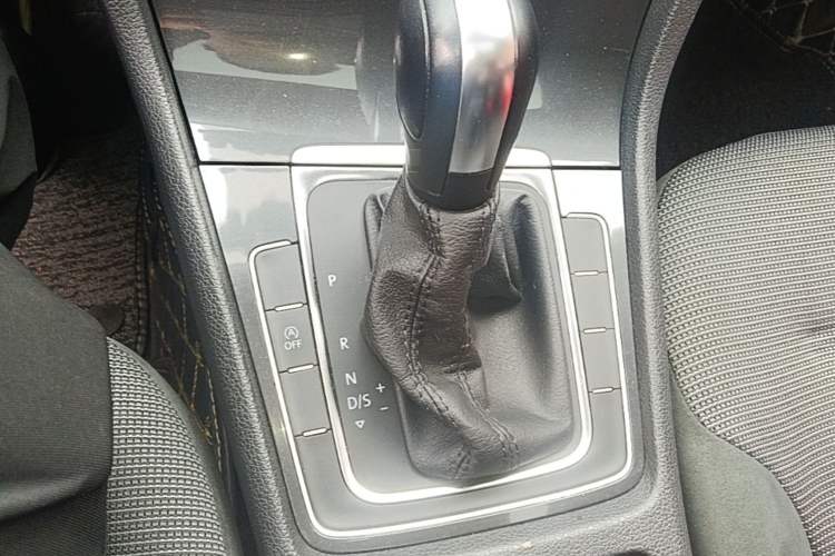 Used Volkswagen Golf 2018 230TSI Automatic Comfort Model Gear Lever