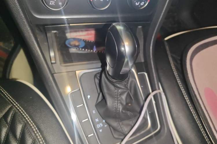 Used Volkswagen Golf 2018 1.6L Automatic Comfort Model Gear Lever