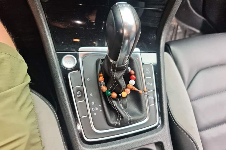 Used Volkswagen Golf 2018 280TSI Automatic R-Line Model Gear Lever