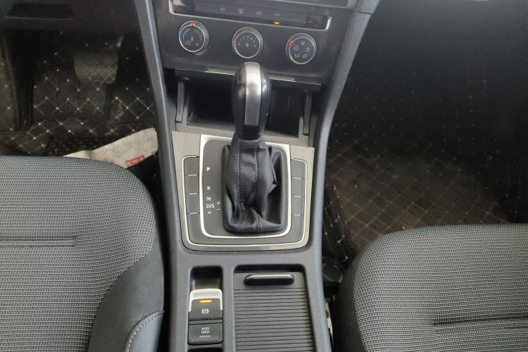 Used Volkswagen Golf 2018 1.6L Automatic Comfort Model Gear Lever