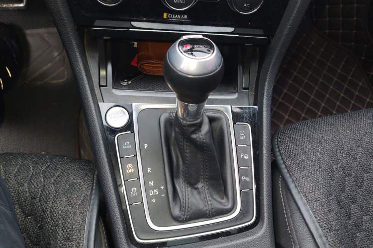 Used Volkswagen Golf 2018 230TSI Automatic Luxury Version Gear Lever
