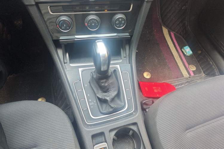 Used Volkswagen Golf 2018 1.6L Automatic Comfort Model Gear Lever