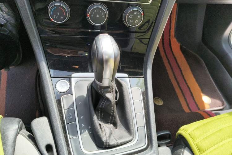 Used Volkswagen Golf 2018 280TSI Automatic R-Line Model Gear Lever