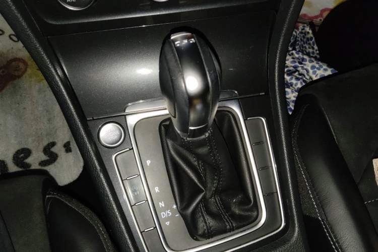 Used Volkswagen Golf 2018 230TSI Automatic Luxury Version Gear Lever