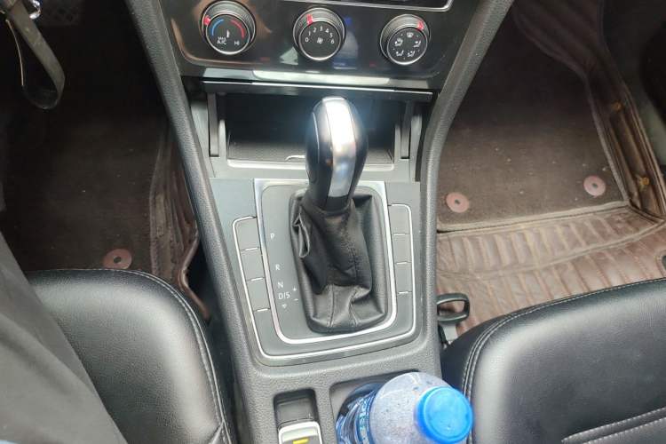 Used Volkswagen Golf 2018 1.6L Automatic Comfort Model Gear Lever