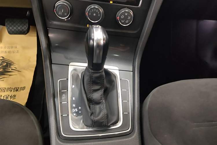 Used Volkswagen Golf 2018 230TSI Automatic Comfort Model Gear Lever