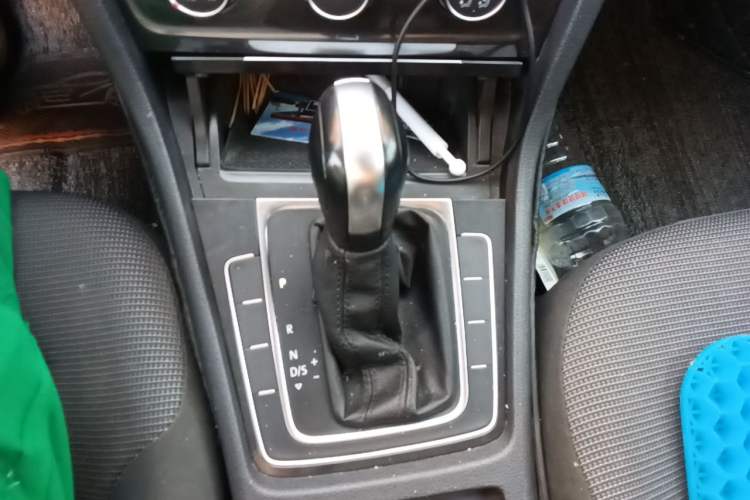 Used Volkswagen Golf 2018 1.6L Automatic Comfort Model Gear Lever