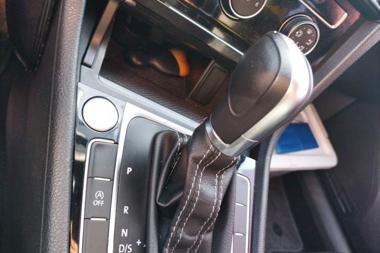 Used Volkswagen Golf 2018 280TSI Automatic R-Line Model Gear Lever