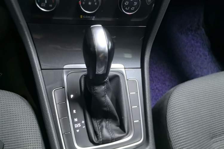 Used Volkswagen Golf 2018 1.6L Automatic Comfort Model Gear Lever