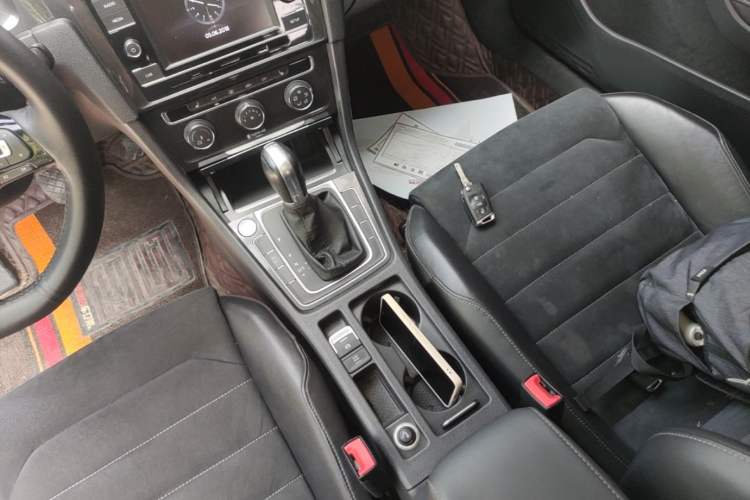 Used Volkswagen Golf 2018 230TSI Automatic Luxury Version Gear Lever