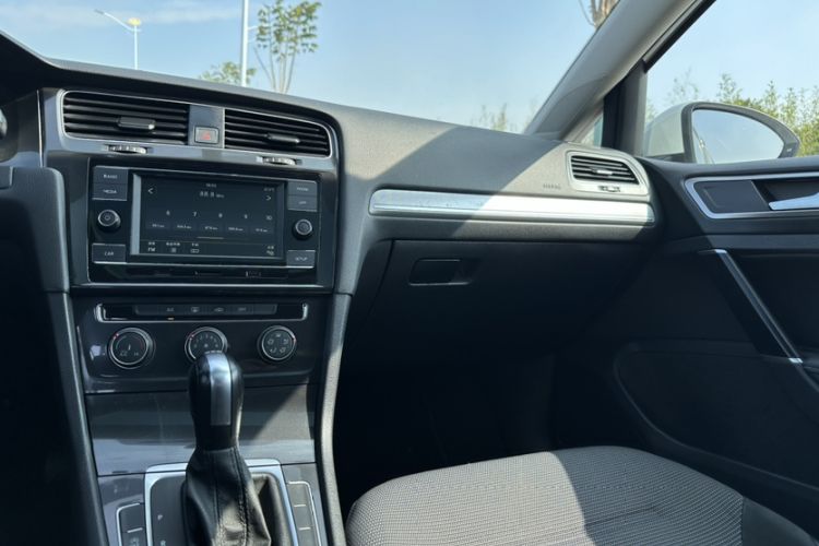 Used Volkswagen Golf 2018 230TSI Automatic Comfort Model Gear Lever