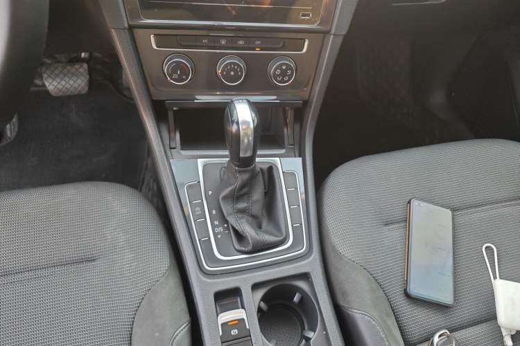 Used Volkswagen Golf 2018 230TSI Automatic Comfort Model Gear Lever