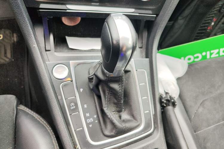Used Volkswagen Golf 2018 230TSI Automatic Luxury Version Gear Lever