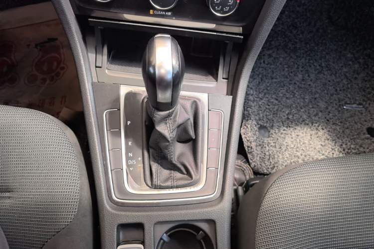 Used Volkswagen Golf 2018 1.6L Automatic Comfort Model Gear Lever