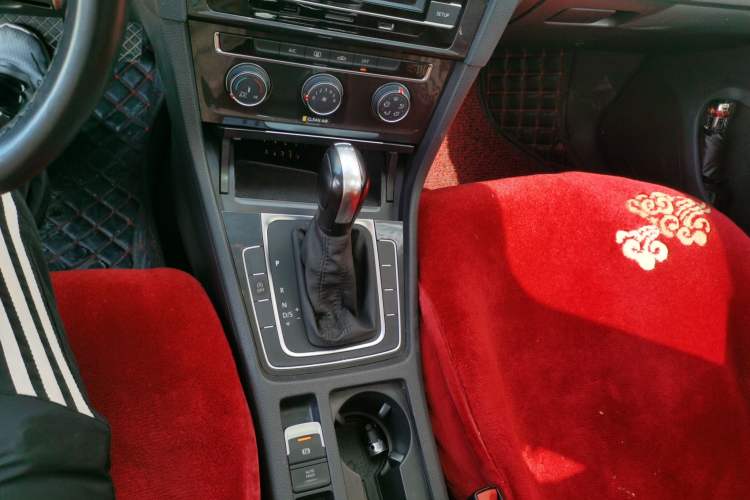 Used Volkswagen Golf 2018 230TSI Automatic Comfort Model Gear Lever