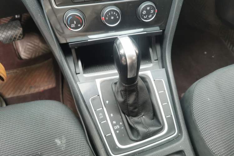 Used Volkswagen Golf 2018 230TSI Automatic Comfort Model Gear Lever