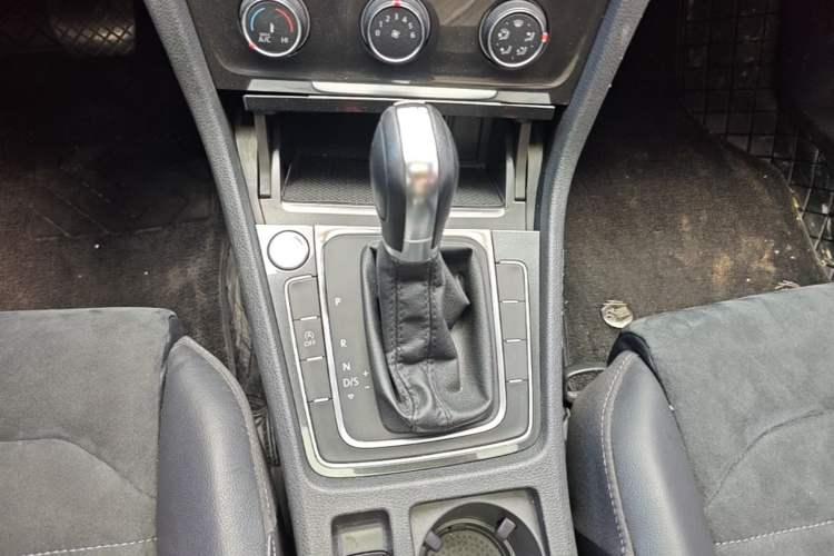 Used Volkswagen Golf 2018 230TSI Automatic Luxury Version Gear Lever