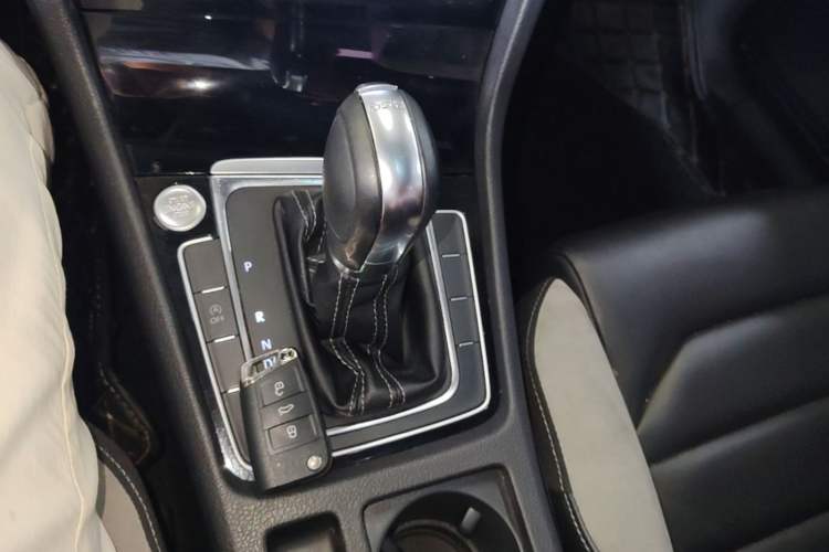 Used Volkswagen Golf 2018 280TSI Automatic R-Line Model Gear Lever