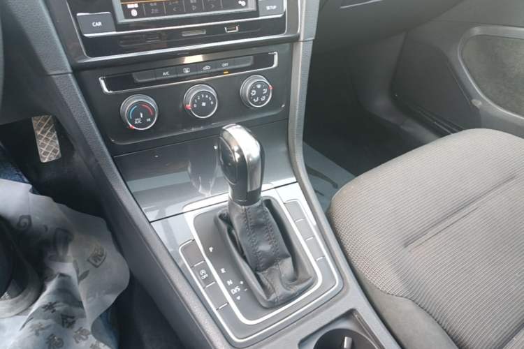 Used Volkswagen Golf 2018 230TSI Automatic Comfort Model Gear Lever