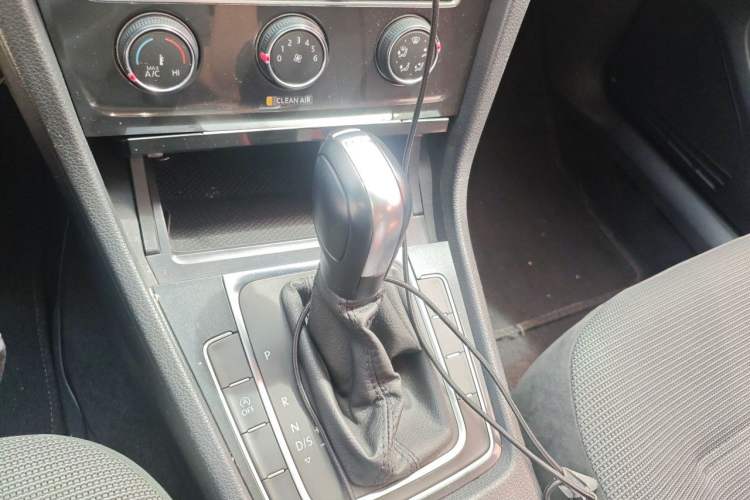 Used Volkswagen Golf 2018 230TSI Automatic Comfort Model Gear Lever