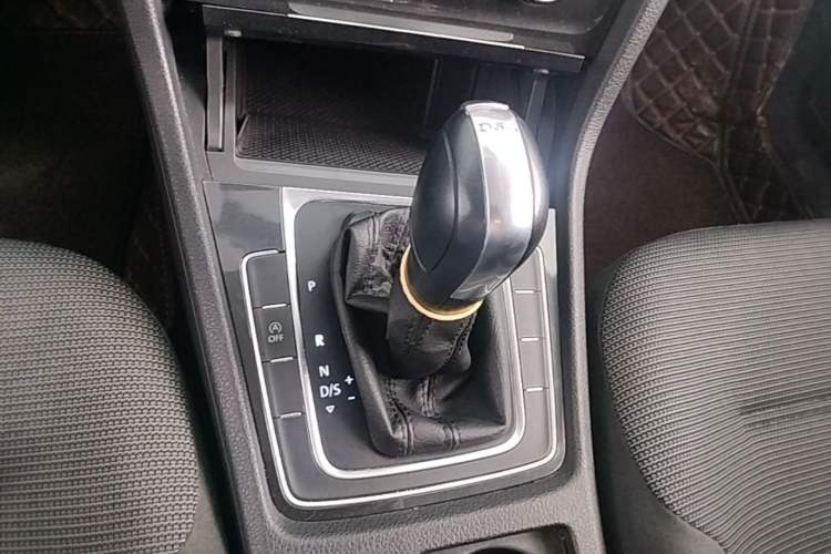Used Volkswagen Golf 2018 230TSI Automatic Comfort Model Gear Lever