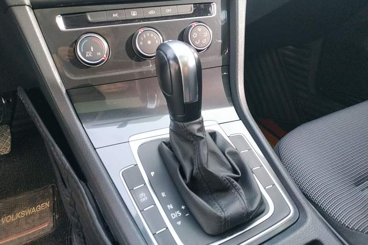 Used Volkswagen Golf 2018 230TSI Automatic Comfort Model Gear Lever