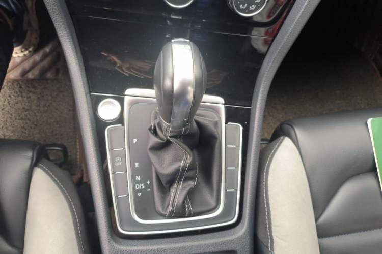 Used Volkswagen Golf 2018 280TSI Automatic R-Line Model Gear Lever