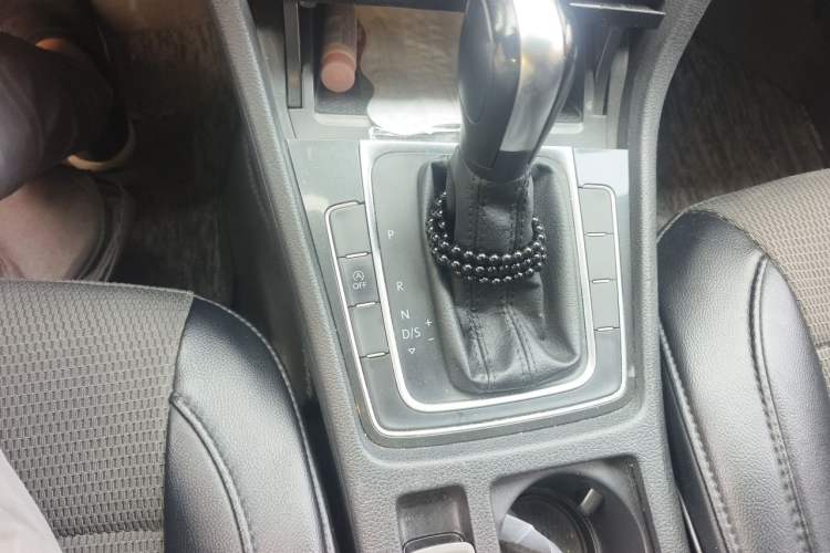 Used Volkswagen Golf 2018 230TSI Automatic Comfort Model Gear Lever