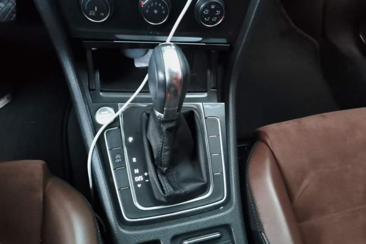 Used Volkswagen Golf 2018 230TSI Automatic Luxury Version Gear Lever