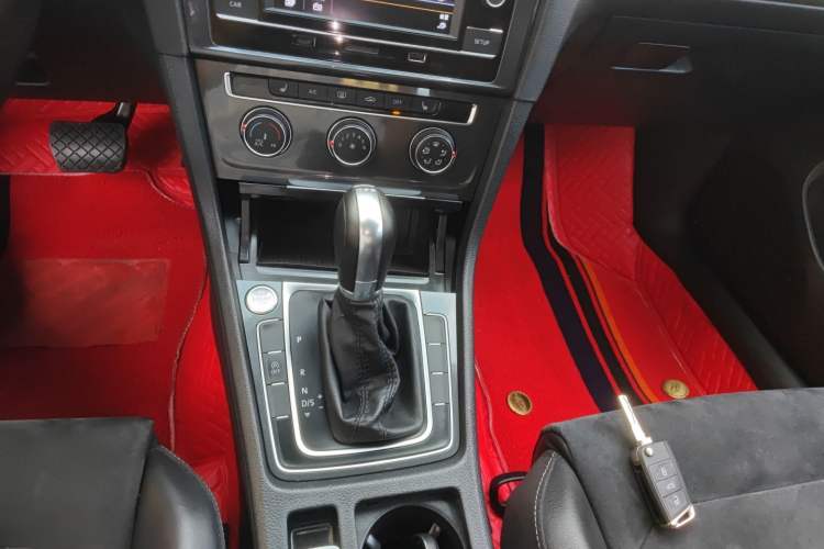 Used Volkswagen Golf 2018 230TSI Automatic Luxury Version Gear Lever