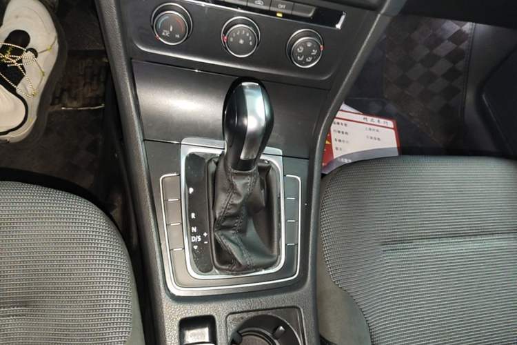 Used Volkswagen Golf 2018 1.6L Automatic Comfort Model Gear Lever