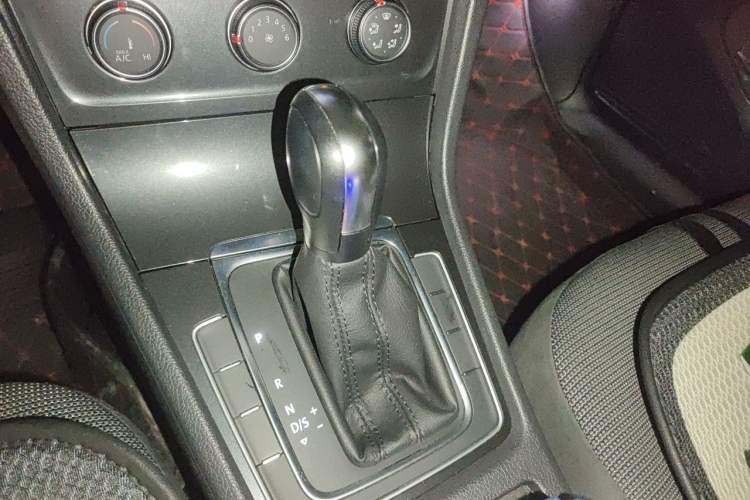 Used Volkswagen Golf 2018 1.6L Automatic Comfort Model Gear Lever