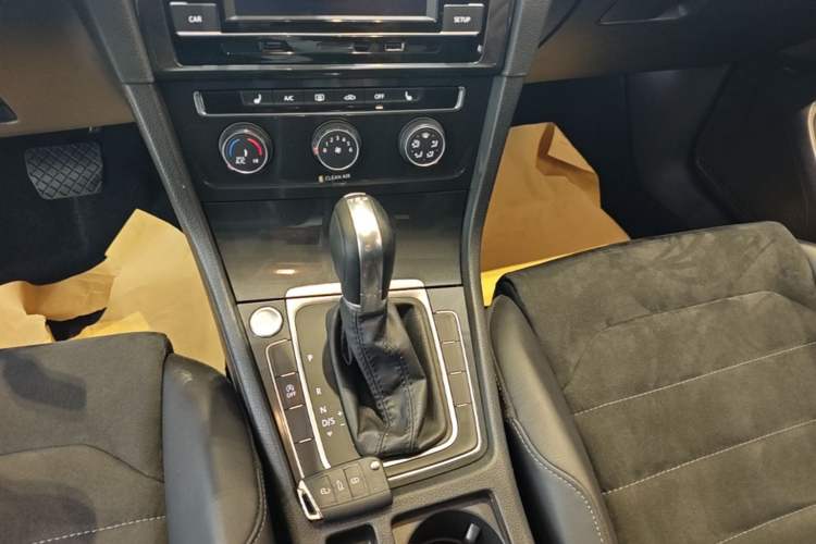 Used Volkswagen Golf 2018 230TSI Automatic Luxury Version Gear Lever