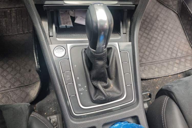 Used Volkswagen Golf 2018 230TSI Automatic Luxury Version Gear Lever
