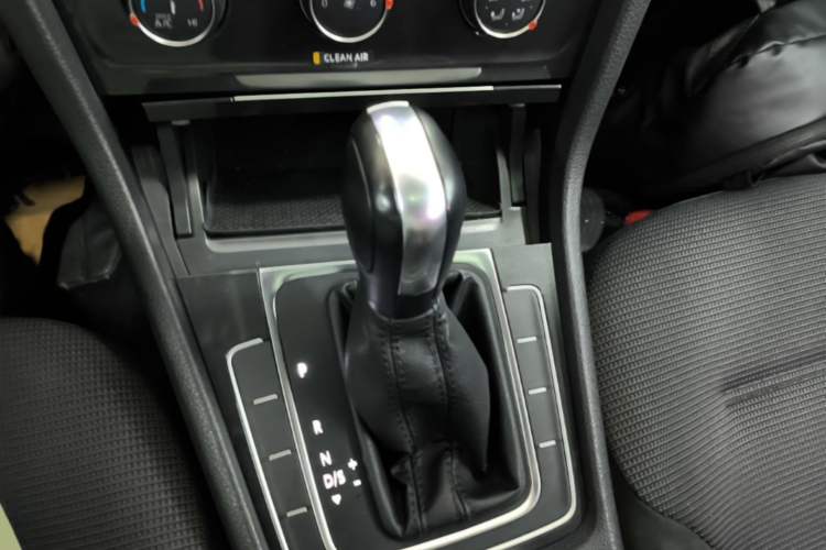 Used Volkswagen Golf 2018 1.6L Automatic Comfort Model Gear Lever