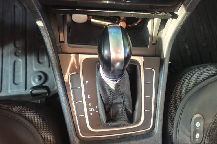 Used Volkswagen Golf 2018 1.6L Automatic Comfort Model Gear Lever