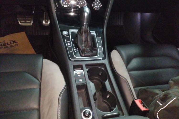 Used Volkswagen Golf 2018 280TSI Automatic R-Line Model Gear Lever