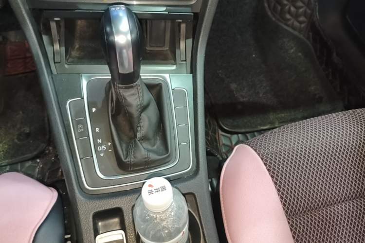 Used Volkswagen Golf 2018 230TSI Automatic Comfort Model Gear Lever