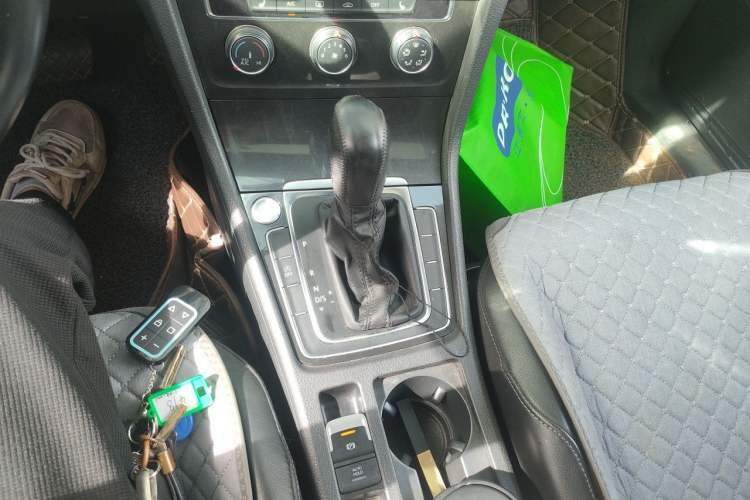 Used Volkswagen Golf 2018 230TSI Automatic Luxury Version Gear Lever