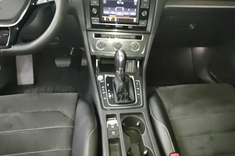 Used Volkswagen Golf 2018 230TSI Automatic Luxury Version Gear Lever