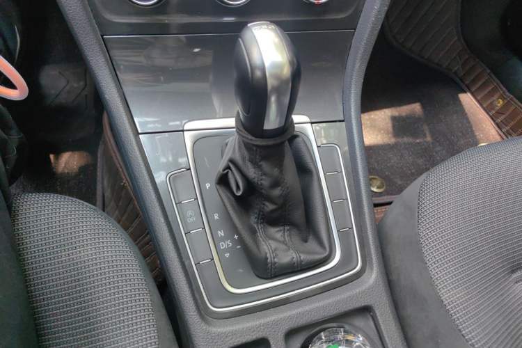 Used Volkswagen Golf 2018 230TSI Automatic Comfort Model Gear Lever