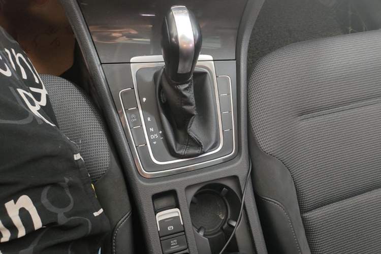 Used Volkswagen Golf 2018 230TSI Automatic Comfort Model Gear Lever